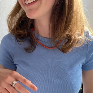 Sommartopp  - Fin ribbad topp ifrån zara🧚🏼‍♀️ Den har söta detaljer runt halsen och är i storlek S💟