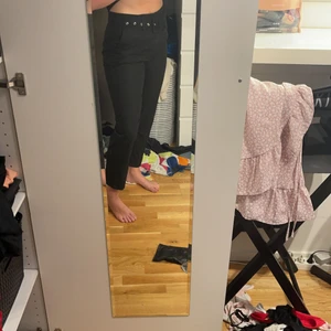 Kostymbyxor svart nakd  - Svarta kostymbyxor använda 2 ggr sen blev för små. Bälte i midjan strl 42. Från nakd. Lite korta på mig för är 175cm