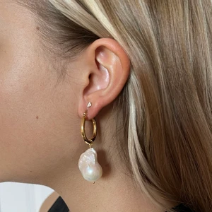 Chunky örhängen med pärlor - Chunky örhängen med stora sötvattenpärlor 🕊 örhängena är 23 mm i diameter och pärlorna 2 cm långa. Material: guldpläterat rostfritt stål. Görs av mitt företag på Instagram @abbronzarejewellery 🍰