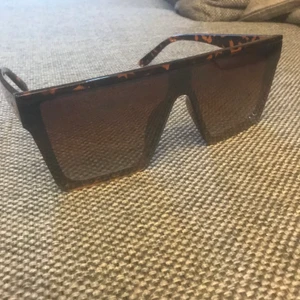 Solglasögon - Solglasögon , köpta ifrån Frankrike i en butik. 