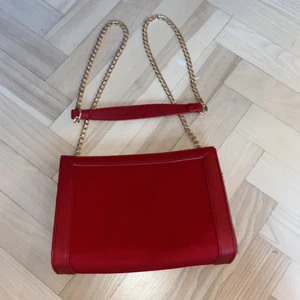Röd väska - Röd väska med guldkedja. Aldrig andvänd. Köpare står för frakt.💗🌺