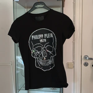Philipp plein tröja  - Äkta Philipp plein tröja i storlek S. Aldrig använd, i färgen svart med en glittrig dödskalle. Sitter tajt men skönt. Härligt material! 