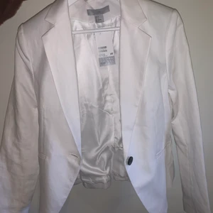 Vit kavaj - Säljer min vita kavaj ifrån h&m, aldrig använd