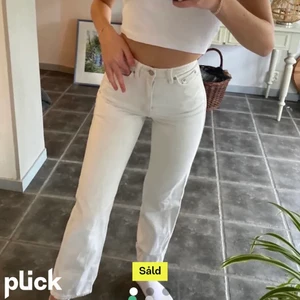 Weekday jeans rowe - Säljer mina vita jeans från weeakday i modellen rowe då dom har blivit för små. Använda en gång och nyskick. Storlek 27/30 Bildena är lånade, kan skicka egna🥰🥰
