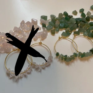 Kristall örhängen  - Handgjorda och finfina kristallörhängen av rosenkvarts och aventurin🦋✨ Det kostar 40kr per par + frakt som ligger på 12kr!💓 Kolla in min profil för fler fina smycken!!☺️ Det finns bara dessa två exemplar så först i kvarn‼️