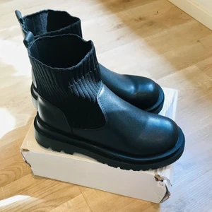 Svarta boots - Helt nya svarta boots från Shein. Säljer pga fel storlek för mig. Det är 39 men skulle mer säga det är en 38!