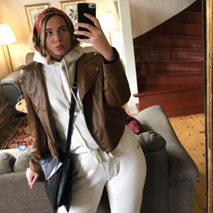 Skinnjacka fake boohoo - En kort jacka i brunt fake skinn från boohoo. Den är väldigt tunn och passar perfekt till sommaren. Den är i storlek 42 men jag skulle säga 38/40. Kan mötas upp i Solna men fraktar även!