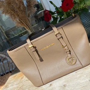 Brun Michael Kors väska  - Äkta Michael Kors väska bra skick 8/10. Ny pris 3200kr. Väskan ligger ute på andra säljes sidor också.