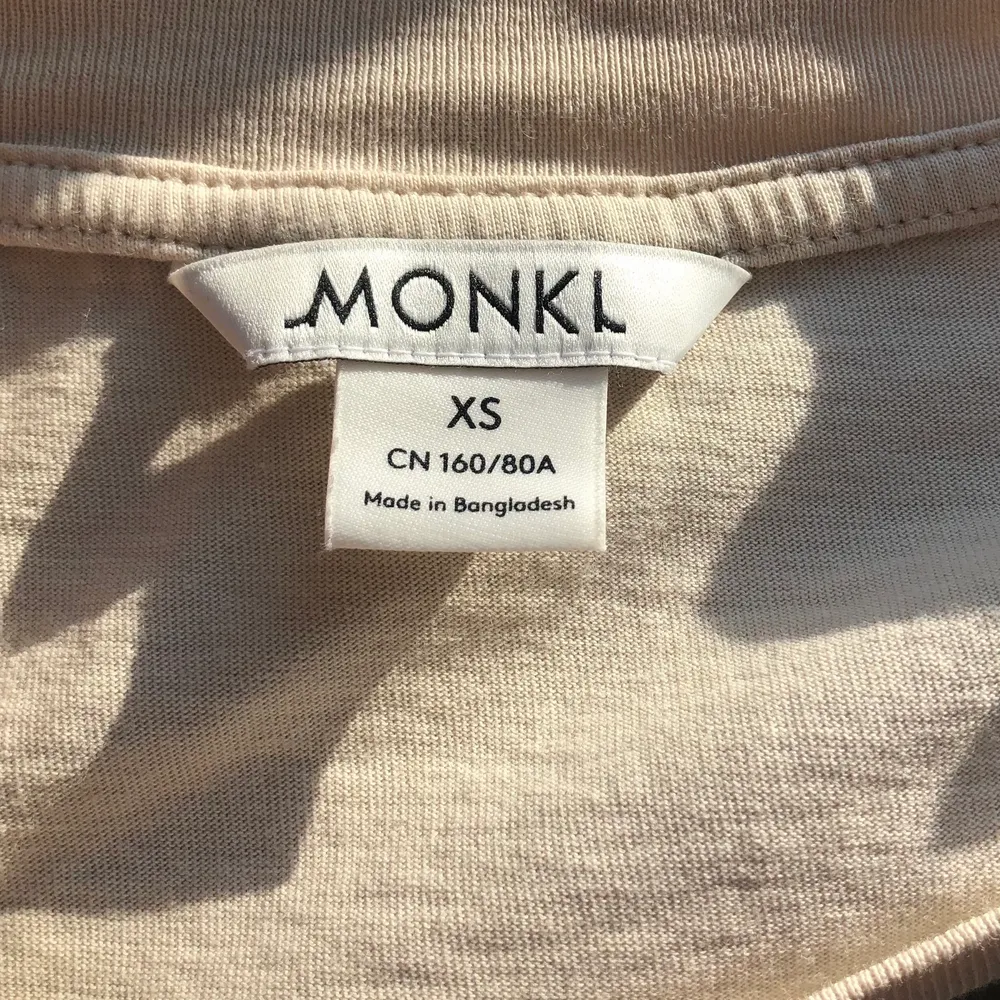 Cotton tee t-shirt från Monki, köpt nyligen och använd fåtal gånger. Slut i butikerna. XS passar även på mig som vanligtvis har S då den är lite oversized. Nypris: 150kr . T-shirts.