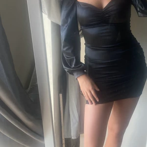 Svart Klänning - Superfin svart klänning från Nelly, storlek small. Den är oanvänd, lapparna kvar. Kom aldrig till användning eftersom ja hittade en annan klänning istället. 200kr plus frakt 💕🤍