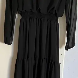 Alltså är fortfarande kär i denna klänning! Köpte den från Nelly Only 599 kr och den är fodrad men genomskinlig från armarna! Passar till hijabis och er som älskar modest outfits! 