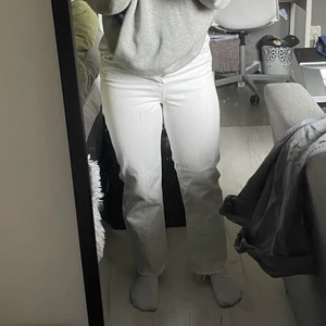 Vita raka jeans från Zara - Jag står för frant, Säljer dessa då de är för små i midjan för mig, i jättebra skick, passar i längden för mig som är runt 150
