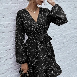 Klänning - Klänning från Shein jätte fin men passar inte riktigt in på mina former, super kvalité, urringad vid bysten och färgen är då svart med vita små prickar på. (Frakt diskuteras priv, jag menar då alltså inte att frakten är gratis😁) 