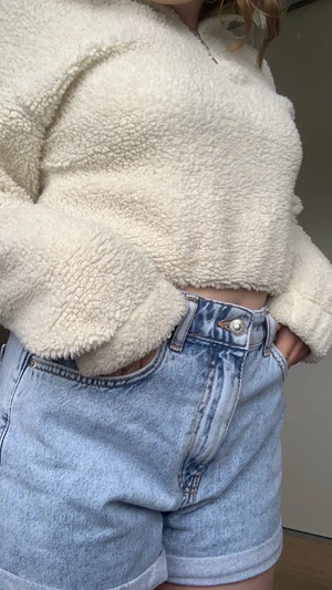 Flufftröja - Säljer denna suuuper sköna och snygga tjock-tröjan från ginatricot! Verkligen inte mycket använd och säljer denna för endast 80 kr!