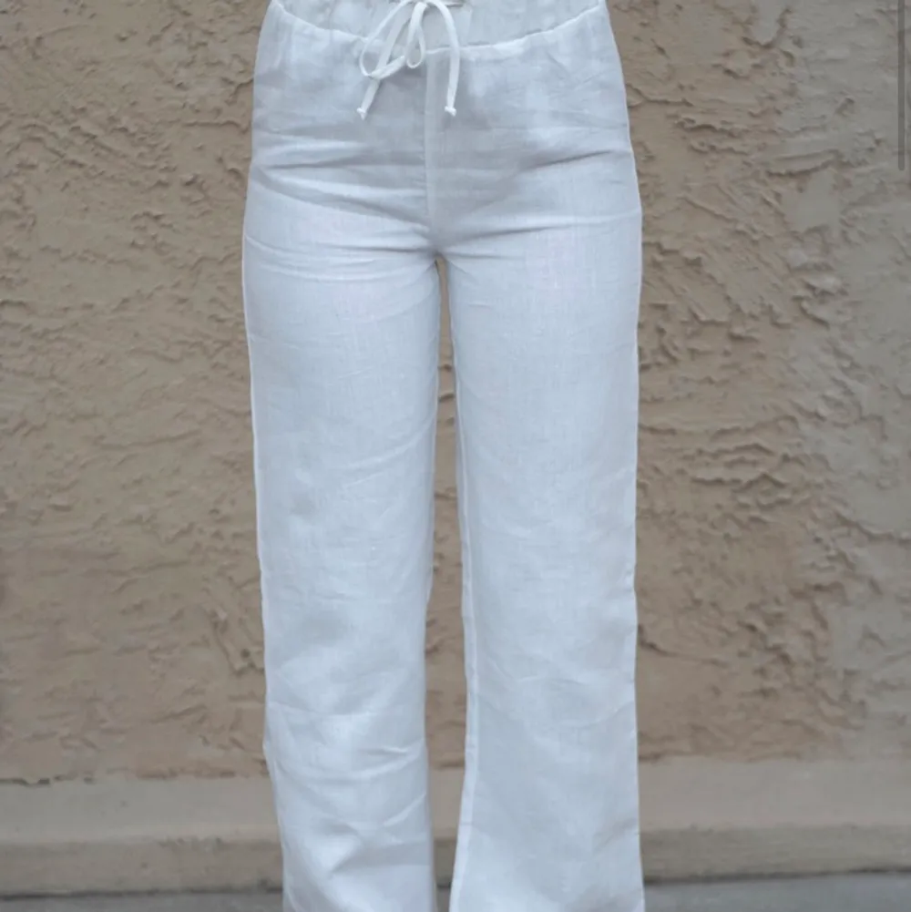 Säljer dessa jättesnygga vita linnebyxor från a-dsgn då de är fel storlek för mig. De är aldrig använda och har prislapp kvar. Helt slutsålda online. Lång modell i vit färg. Buda! Högsta bud 700 kr. (Bilderna är från hemsidan). Jeans & Byxor.