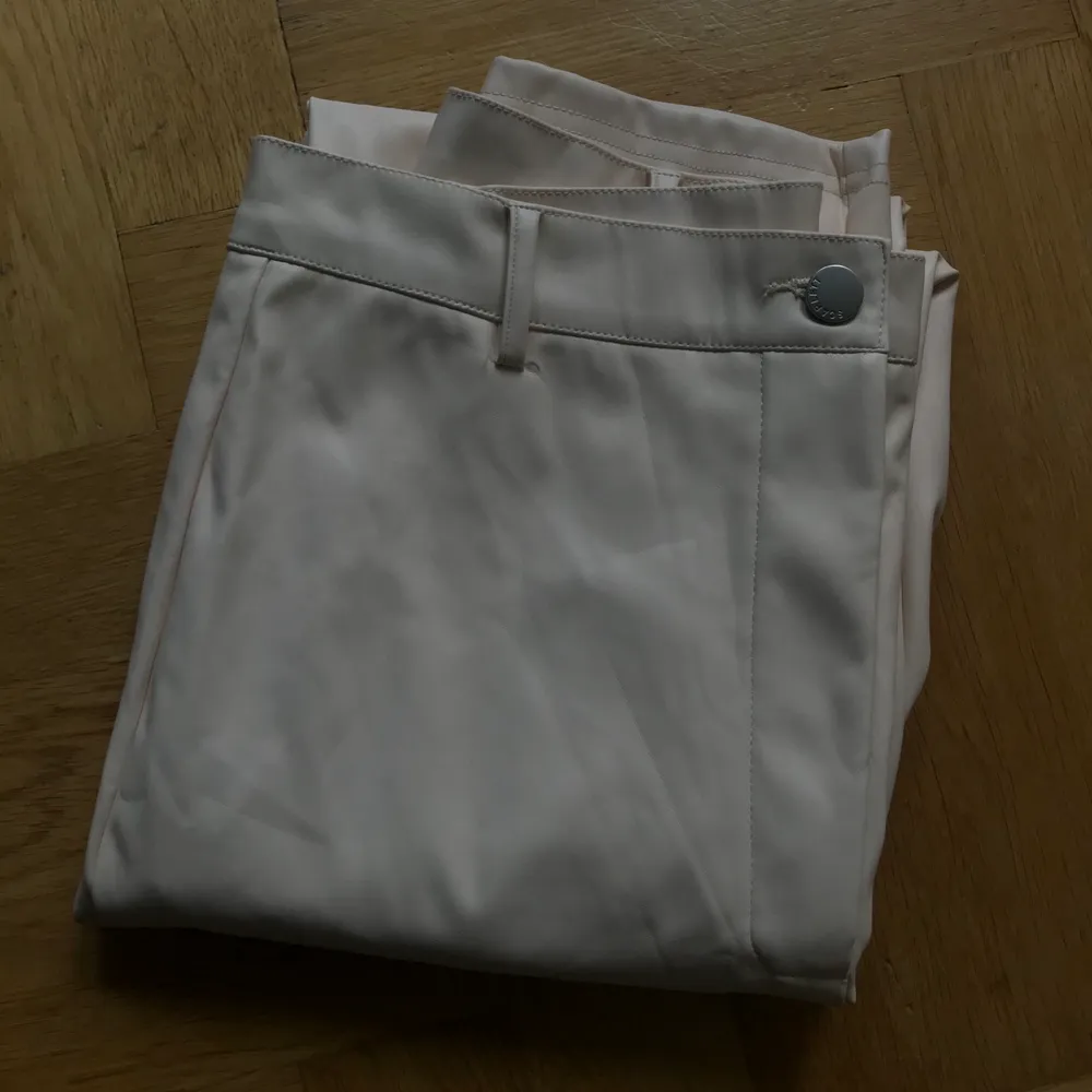 Ett par vita skinnbyxor som är köpta på Shein. Byxorna är helt oanvända. Frakt är inräknat i priset! . Jeans & Byxor.
