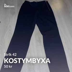 Kostymbyxa strlk 42  - Kostymbyxa i blå färg väldigt bekväma och fina i storlek 42. De har dragkedja vid sidan. Hör av er för fler bilder eller information. Kan även mötas upp i Göteborg ☺️