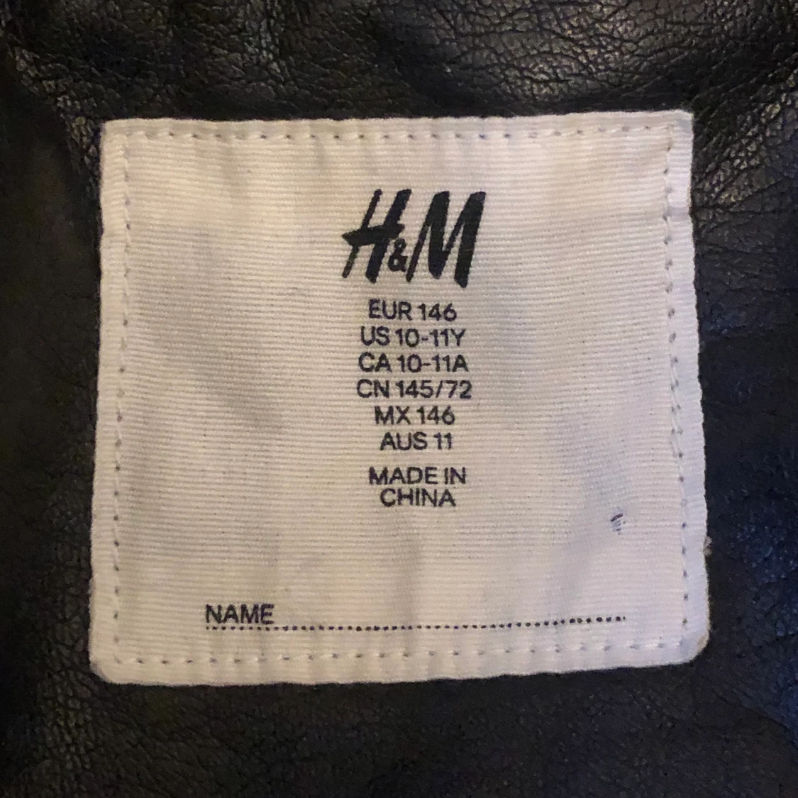 Svart skinn jacka med detaljer  - 90