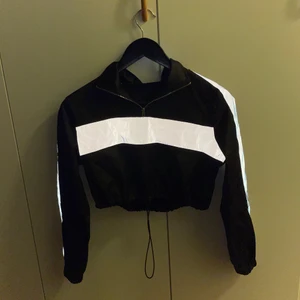 Reflex crop top - Använd 2 gånger, storlek XS från boohoo och passar nog även S! Man kan justera toppen med hjälp av snöret ifall man vill ha den mer tajtare eller slappare.
