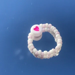 Pärlring -  Rosa/Vit pärlring, köpt på plick för 32kr säljer för 15kr + 11kr frakt 