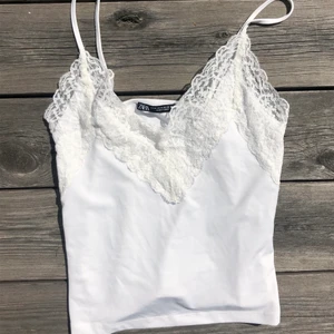 Linne - Vitt linne från Zara. Det är en M men passar också S. Buda i kommentarerna. Högsta bud: 80 kr 💕budgivningen avslutas Onsdag 2/6 20:00! 