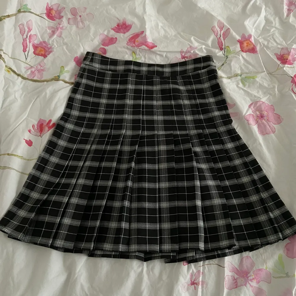Säljer dena svarta kjol från NA-KD                                    Enkel att matcha med💗                                                   Storlek 32 men passar mig som normalt är 34 också. Kjolar.