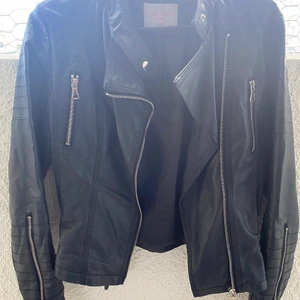 Skinnjacka - Storlek XS,  hål inuti jackan som verkligen inte syns