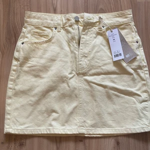 Ljusgul kjol - Ljusgul kjol från Gina Tricot i storlek 36. Aldrig använd, lappen kvar