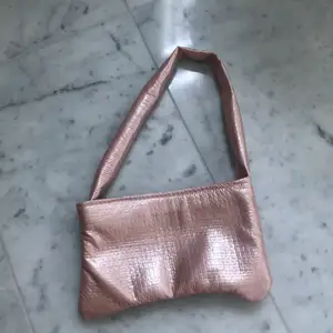 Shiny pink shoulder bag