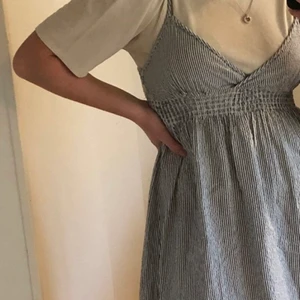 Randig klänning - Randig knälång klänning💕💞✨🌸 liten storlek men passar mellan 32-40 beroende på passform🤠✨