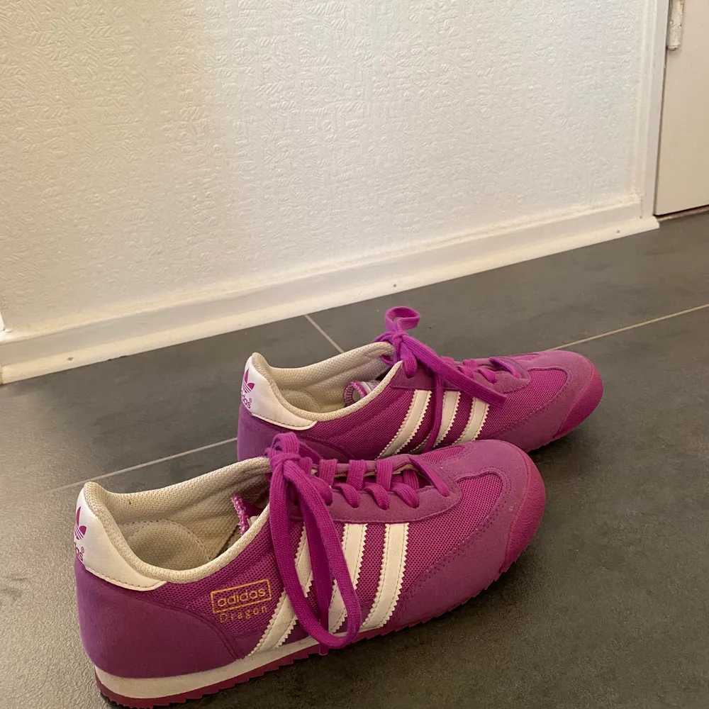 Säljer ett par knappt använda Adidas dragon skor i lila färg. Skorna är i storlek 36 2/3 och i bra skick. Köparen står för frakten:) Om ni har frågor är det bara att skicka meddelande.. Skor.
