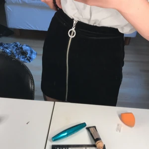 Svart kjol  - Säljer denna gulliga svart kjol! 