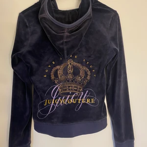 Juicy Couture kofta  - Säljer denna Juicy Couture kofta. Storlek L, men är mindre i storleken. Skriv vid intresse, köparen står för frakt💞.                    Köpt för 1200kr, finns fortfarande kvar!