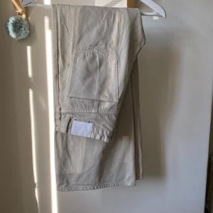 Weekday Jeans  - Säljer ett par sköna jeans från Weekday, i färgen beige och modell Ace High Wide i storlek W:27 L:30. De är egentligen en dam-modell men funkar riktigt bra för herr också (se bild 2 där jag har på mig dem). I övrigt väldigt slappa och sköna, jag skulle säga att de är raka med ”slight” bootcut. De är knappt använda och bara tvättade en gång och sedan aldrig använda efter de. Byxorna har inga defekter eller liknande så väldigt bra skick.  