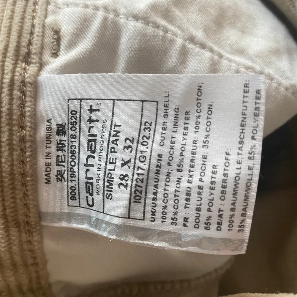 Beigea manchesterbyxor från carhartt WIP som tyvärr inte kommer till användning. Använda en fåtal gånger men utan slitage och fläckar, verkligen i jättefint skick. Storlek 28 waist och 32 lenght. Säljer för 400kr med frakt inkluderat 🤍🤍. Jeans & Byxor.