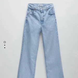 Zara jeans🥰 - Säljer mina skit snygga jeans från zara, Har klippt hålen själv, som ni ser på andra bilden. Dom är ljusblåa i färgen. Använda ca 4 gånger så dom är i ny skick🥰🥰160 + frakt✨