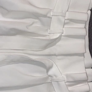 Vita kostymbyxor - Vita kostymbyxor som endast använts 1 gång. Ifrån Bikbok. Storlek M.