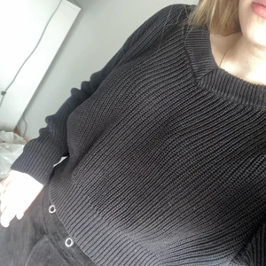 Gina tricot  - En helt vanlig stickad tröja från Gina tricot. Skönt material (inte stickat) så den sticks inte. Den är använd och därav att priset är billigare. Nypris 199kr priset jag säljer för 50kr + köparen står för frakten. 