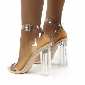 Genomskinliga klackar - Helt nya i förpackning, storlek 38 och säljer för endast 200 kr eller bud. Dessa är från public desire. Klackhöjden är 10,4 cm. 