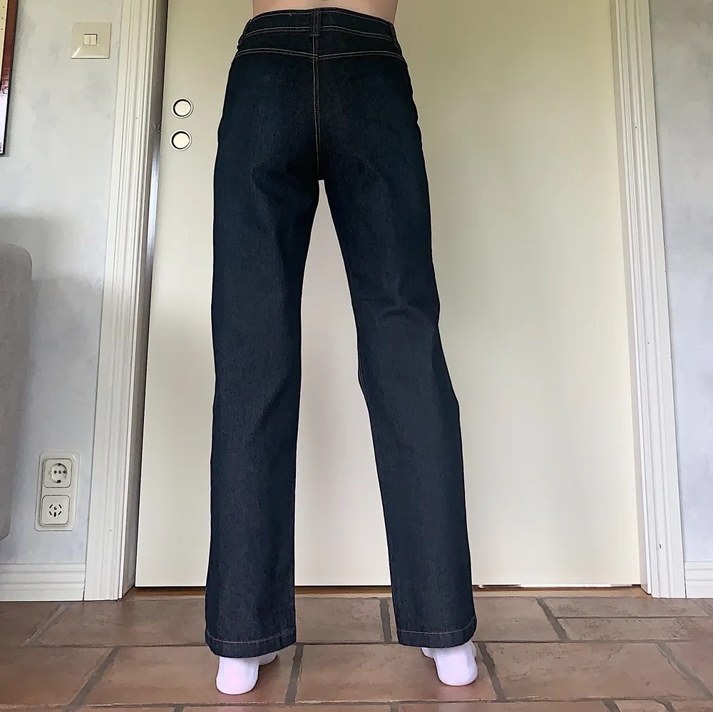 Supercoola jeans med fickor på framsidan! Innerbenslängden är 75cm och midjan 75cm, jag på bilderna är 172cm och brukar bära S/M och W28❤️💕 Sömmen längst ner är uppsprättad för att byxorna ska bli längre, skriv till mig privat för bilder på detta närmre💗✨. Jeans & Byxor.