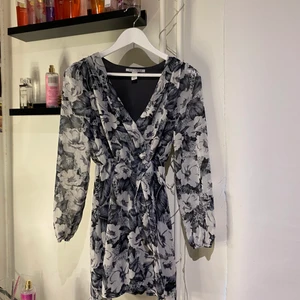 Klänning köpt från Nelly strl 34 - Jätte gullig klänning som passar PERFEKT nu till sommaren☀️tyvärr är den för kort på mig som är 175cm skulle säga att den passar någon som är 170 och mindre❣️ kom privat för fler bilder❣️köpte står för frakt 