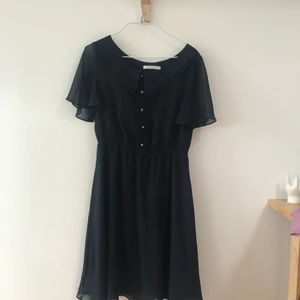 BLÅ KLÄNNING KOREANSK STIL - Blå klänning i koreansk modestil! Elegant och bekväm att ha på sig 💙 Perfekt till sommar. Frakt står köparen för