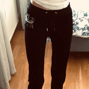 Juicy Couture Pants - Nya Juicy Couture byxor, säljer för dom är lite korta i benen. Original pris 1000kr. Frakt ingår i priset🤍