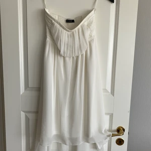 Fin vit klänning säljes! - Storlek xs. Endast använd 1 gång. 