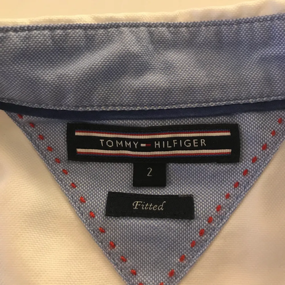 Vit skjorta med blåa detaljer från Tommy Hilfiger. Köpt ny för 900kr och endast använd ett fåtal gånger. Ber om ursäkt för att den är skrynklig! Köparen står för frakt. Dm:a vid intresse <3. Skjortor.