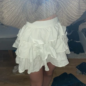 Vit volang kjol - Säljer pga att den aldrig kommer till användning och endast testad🥰 INTE genomskinlig! 200 + frakt, pris kan diskuteras🥰