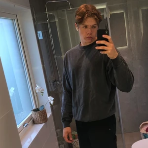 Vintage Sweatshirt Grå - !Oanvänd!  Vintage Sweatshirt med oversized passform och mjukt sweatshirttyg. Stilig och bekvämlig.  Huvudmaterial: 88 % bomull, 12 % polyester.