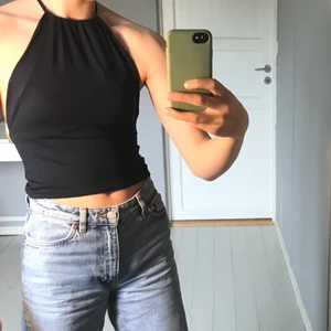 halterneck topp  - Säljer min jättefina halterneck topp som jag sytt själv! Den är helt oanvänd då jag ändast testat den. Buda i komentaretna. Köpare står för frakt!🤍 Toppen är i storlek xs-s