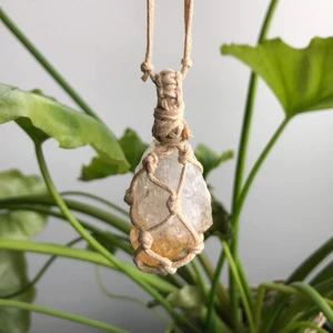 Citrin halsband - Handgjort makramé halsband! Tillverkad med beige vaxad bomullstråd och citrin. Bandet är även justerbart! Skriv till mig privat om du har frågor🦋 (fraktkostnad: 12kr) 