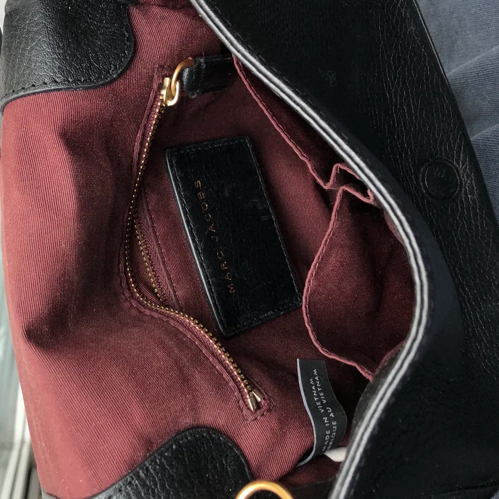 Marc Jacobs väska i svart läder. Använt ett fåtal gånger. Nyskick. . Väskor.